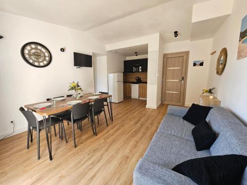 Lecci Apartment | Beautiful Fiori Di Cala Rossa Apartment with Oceanfront Pool