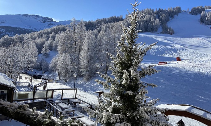 Enchastrayes Apartment | Scenic Apartment with Balcony & Spa Near Ski Slopes