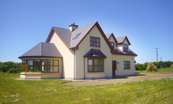 Kilmore Cottage | Family-Friendly TRA GHEAL with Garden in Kilmore, Wexford