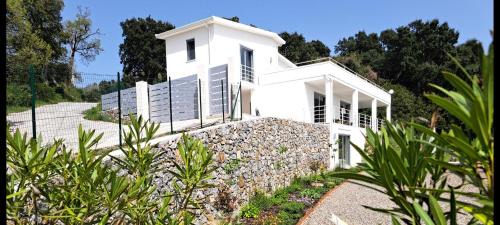 Ispani Apartment | Oceanfront Retreat at Tra Montagne e Mare: Rated 8.8/10