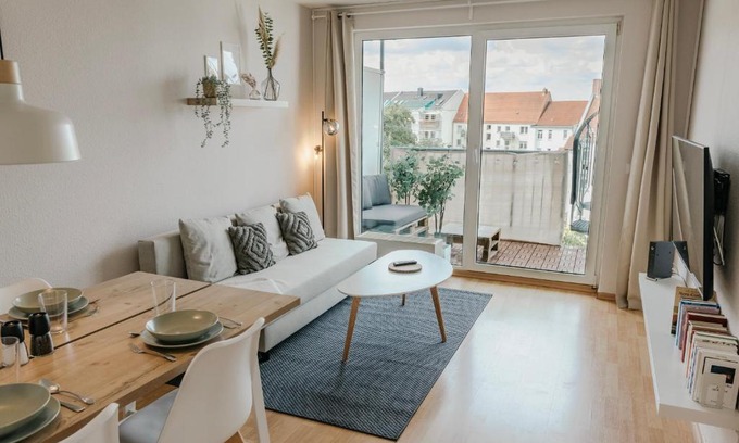 Zentrum-Nord Apartment | Central Retreat with Parking and Balcony – Rated 9/10!