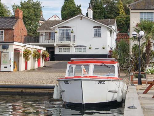 Horning House | Pet-Friendly Tracara Cottage for Family Getaways