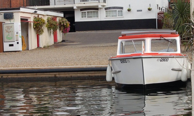Irstead House | Family-Friendly Tracara in Horning - Riverside Retreat