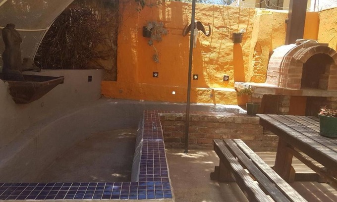 Graaff-Reinet House | Budget-Friendly Trackers Inn with Breakfast & Family Amenities