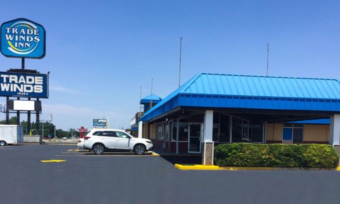 Clinton Hotel | Budget-Friendly Stay at Trade Winds Inn Clinton