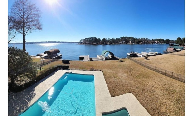Walden on Lake Conroe House | Experience Trader's Hideaway: Lake View & Spa Retreat