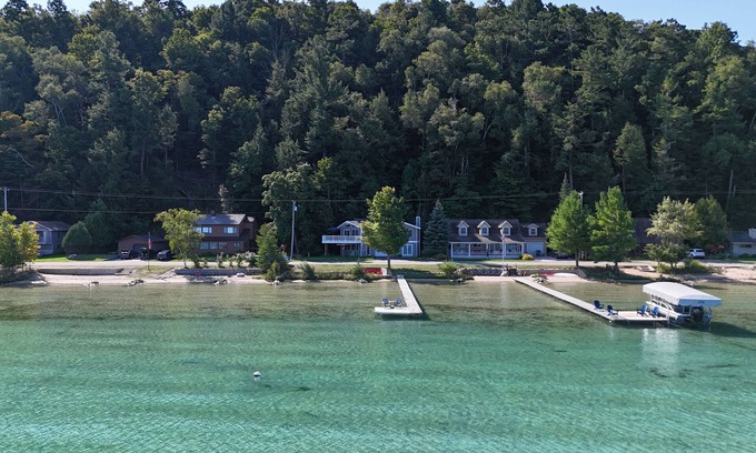 Frankfort House | Experience Lakefront Bliss at Trader Scott's - 10/10 Rated