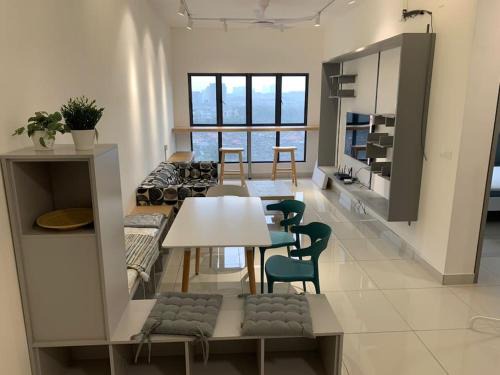 Kampung Bukit Dukong Apartment | Traders Garden C180: 4-Star Retreat with Pool & Family Fun