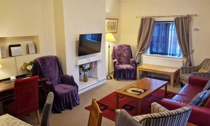 Norwich Apartment | Comfortable Tradesmen Inn with Kitchen & Breakfast Included