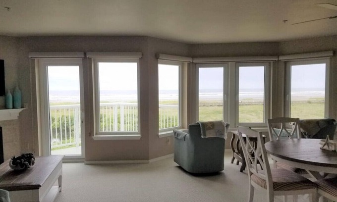 Long Beach Condo | Remarkable 4th Floor Retreat with Wheelchair Access & Kitchen