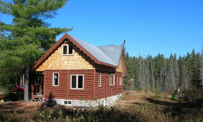 Mauricie Ski Chalet | Cozy Log Chalet with Pool, Breakfast & Family Amenities
