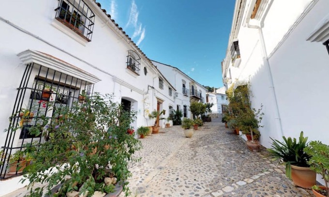 Jimena de la Frontera House | Historic 18th Century House with Pool in Pueblo Blanco