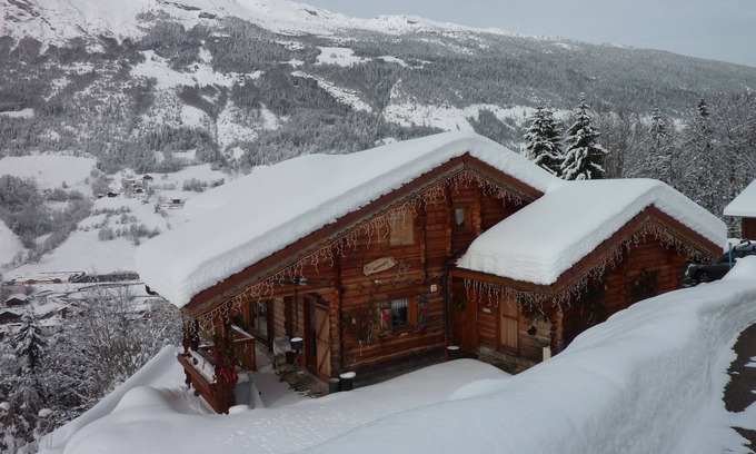 Les Villards-sur-Thones Apartment | Cozy Savoyard Chalet with Lake View and Pet-Friendly Perks