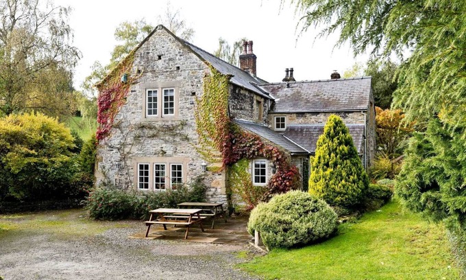 Ashford-in-the-Water House | Classic 5-Bedroom Farmhouse Near Monsal Trail & Bakewell