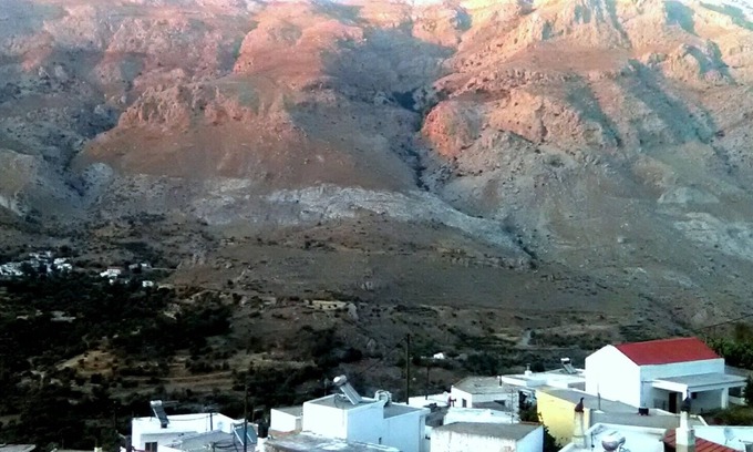 Akoumia House | Inviting Art House with Garden & Scenic Views Awaits You