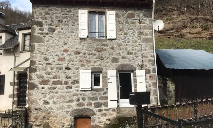 Laroquevieille House | Renovated Cantal House with Breakfast & Family Amenities