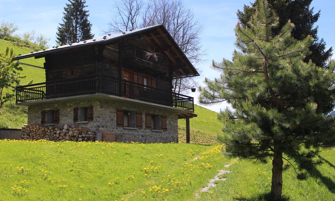 Hauteluce Ski Chalet | Authentic Savoyard Chalet: Pet-Friendly Family Retreat