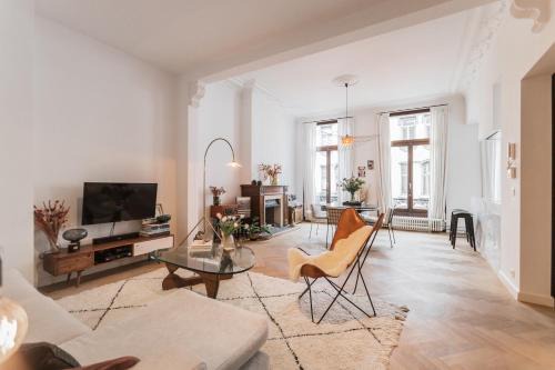 Harmonie Apartment | Chic High Ceilings Apartment with Air Conditioning & Garage