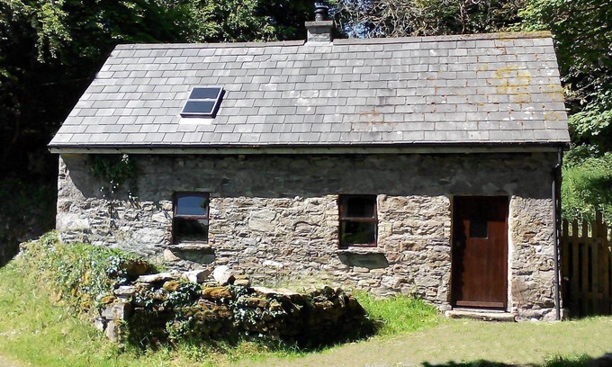 Coolaney Cottage | Inviting Oceanfront Stone Cottage with Breakfast Included