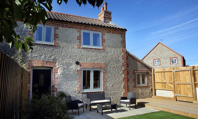 Bacton Cottage | Cozy Flint Cottage with Hot Tub Near Secluded Beaches
