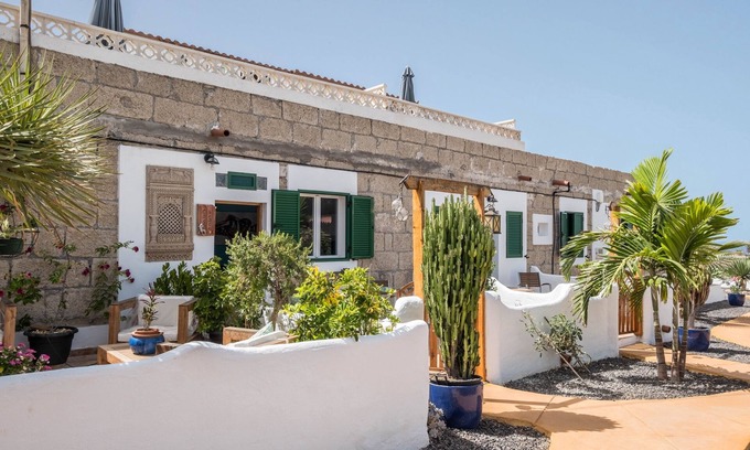 Alcala House | Serene Casa Drago: Oceanfront Retreat with Terrace & Garden