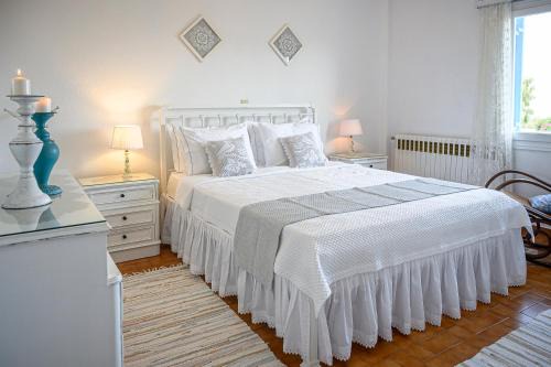 Apollonia Apartment | Charming Oceanfront Escape at Traditional House Milos