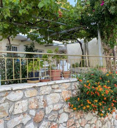 Vournikas Apartment | Traditional House with Breathtaking Views in Makis