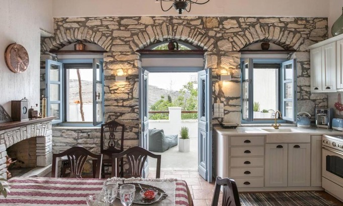 Aperathos House | Inviting Traditional Inn Pirethron - Family Friendly Retreat