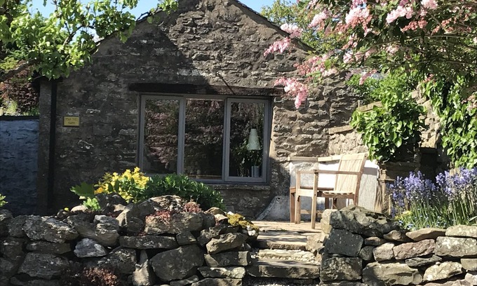 Crooklands Cottage | Inviting Lakeland Hideaway Cottage Near Lakes and Dales
