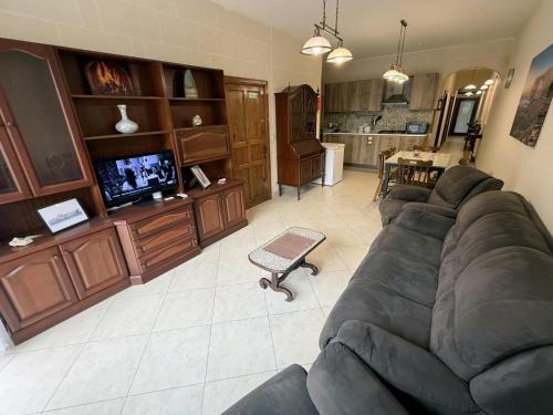 Nadur Apartment | Traditional Maltese 3BD Apartment with Front & Back Balconies - Close to Gozo Ferry