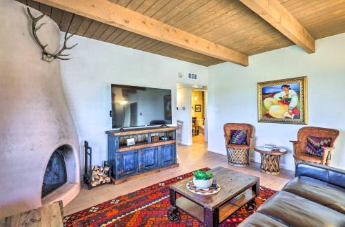 Northeast Santa Fe Apartment | Charming Adobe Casita Steps from Downtown with Pool Access