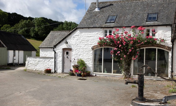 Ruthin Cottage | Charming Cottage with Ocean Views and Pool Access