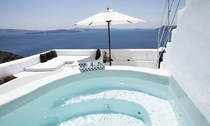 Oia Villa | Elegant Villa in Oia with Jacuzzi and Volcano Views