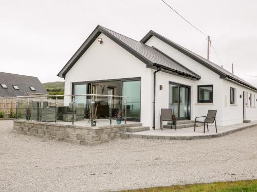 Lettermacaward House | Exceptional Traeannagh Bay House: 4-Star Pet-Friendly Retreat