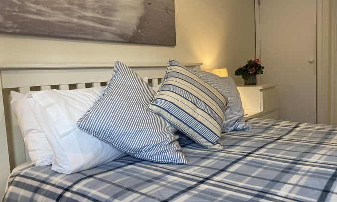 Seaview Apartment | Pet-Friendly 3-Bedroom Flat with Parking and Ocean Views