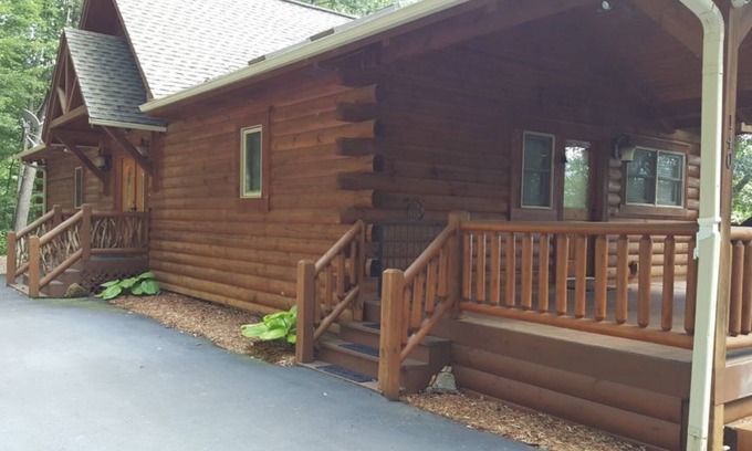 Waynesville Cabin | Cozy Trail Ridge View Log Home with Hot Tub & WiFi