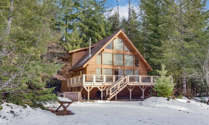 Packwood Cabin | Trails End: Pet-Friendly Retreat with Hot Tub & Spa