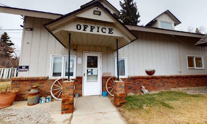 Lewistown Hotel | Comfortable Trails End Motel with Spa and Breakfast Options