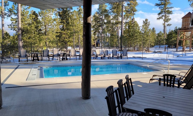 Lead Cabin | Exceptional Trailside Timbers Lodge with Kitchen & Breakfast