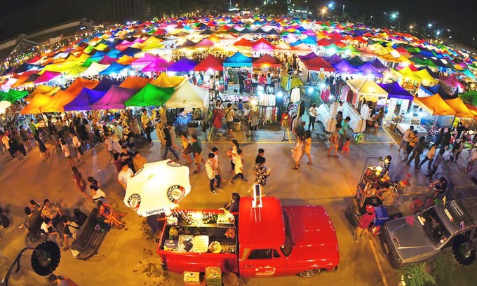 Ratchadaphisek House | Convenient Access to Night Market & MRT, Cozy Stay Awaits