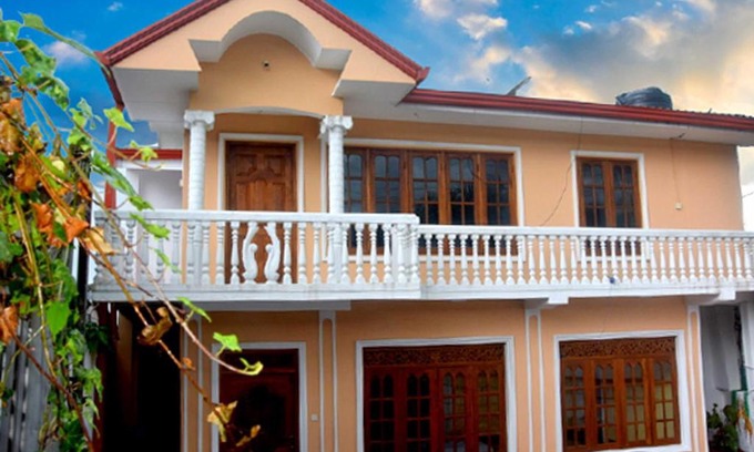 Nuwara Eliya House | Cozy Train View Villa: Family-Friendly with Kitchen Amenities