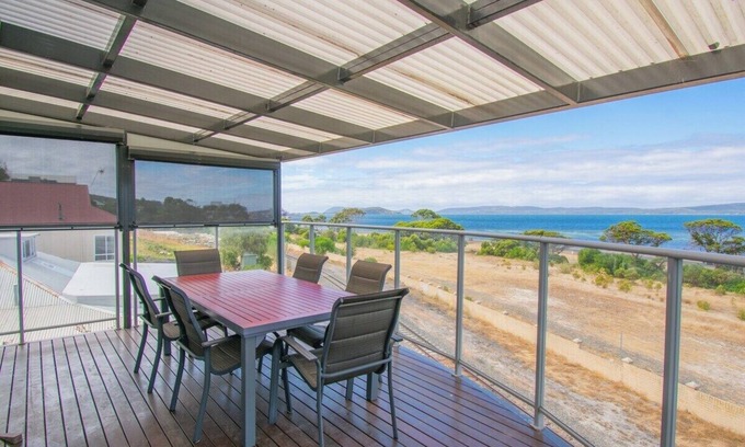 Albany House | Convenient Stay Near Albany's CBD with Family-Friendly Perks