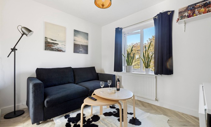 Wapping Apartment | Peaceful 1 Bed Flat in East London with Parking & Spa