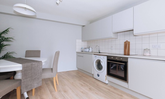 The Liberties Apartment | Tranquil 1BD Flat in Portobello