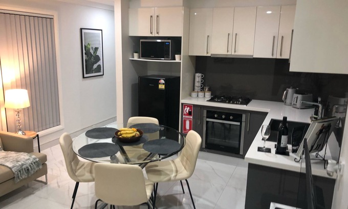 Campbelltown House | Serene 2 Bedroom Flat with Private Courtyard & Kitchen