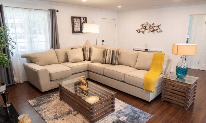 Burbank House | Charming 2-Bedroom Retreat in Quiet Burbank Neighborhood