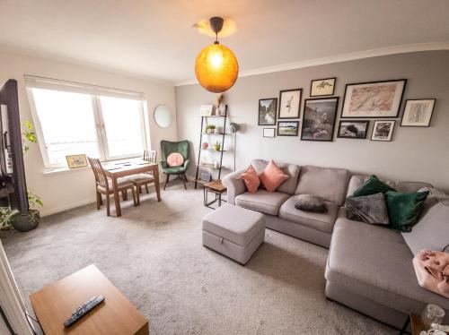 Falkirk Apartment | Peaceful 2Bed/2Bath Duplex in Falkirk - Family Friendly Stay