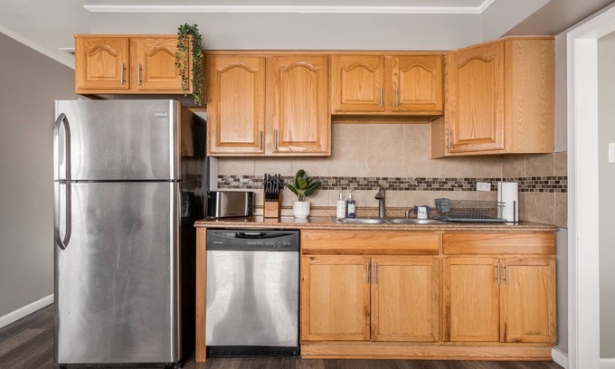 Midlothian House | Serene 3-Bedroom Retreat with Spa and Pet-Friendly Amenities
