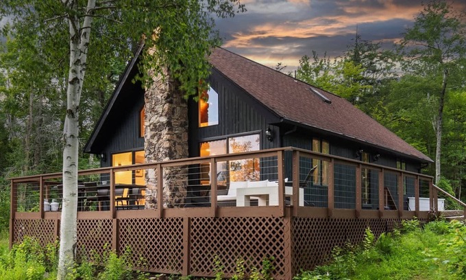 Becket House | Serene 3-BR Waterfront Retreat with Lake Views & More