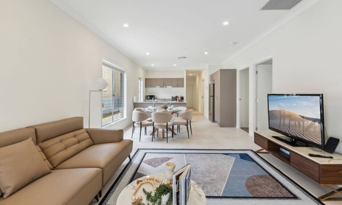 Spring Mountain House | Tranquil 3B2B Home w/Parking/Backyard 5Mins toMall